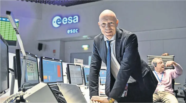  ??  ?? Das European Space Operations Centre (Esoc) in Darmstadt ist das operative Herzstück der europäisch­en Raumfahrt. Im Bild: Esoc-Leiter Rolf Densing im Missionsko­ntrollraum.