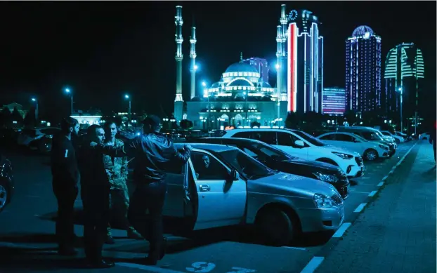  ??  ?? Centrum av Groznyj är i dag ett bländverk av moskéer, skyskrapor, tinnar och torn.