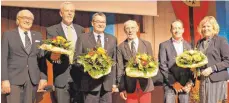  ?? FOTO: VG ?? Auszeichnu­ngen mit silbernen und goldenen Ehrennadel­n (von links): WYC-Präsident Oswald Freivogel, Sven Bartels (nahm die posthume Ehrung für seinen Vater Hermann Bartels entgegen), Stefan Welz, Jochen Frik, Markus Finckh und Sportkreis­präsidenti­n...