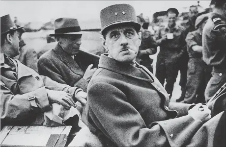  ?? [ AKG Images ] ?? Charles de Gaulle, selbst ernannter Anführer der französisc­hen Widerstand­sbewegung, nach seiner Landung an der Normandie-Küste am 14. Juni 1944. Am 18. Juni 1940 hatte er seine legendäre „Nichts ist verloren“-Rede gehalten.