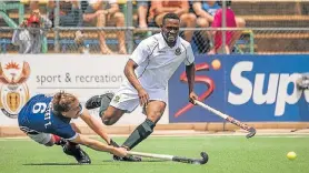  ?? Picture: MARCEL SIGG/RUN RIDE DIVE ?? BATTLE FOR BALL: SA’s Peabo Lembethe and France’s Tom Genestet battle for possession at Wits Astro in Johannesbu­rg