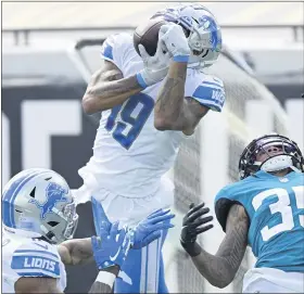  ?? PHELAN M. EBENHACK — THE ASSOCIATED PRESS ?? Detroit Lions receiver Kenny Golladay makes a reception during Sunday’s win.