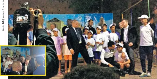  ??  ?? CANDIDATUR­A. Roberto Carlos y Matthäus posan con los niños del orfanato tras la presentaci­ón de la candidatur­a de Marruecos.