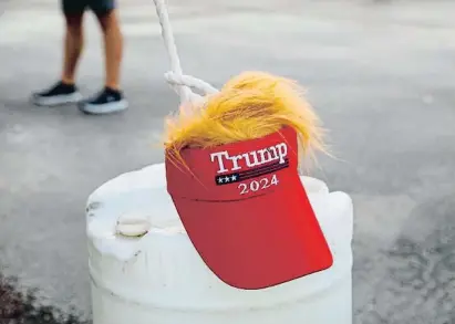  ?? EVA MARIE uZCATEGuI / AFP ?? Una gorra de promoció de Trump per al 2024 abandonada en un recent míting seu a Miami
