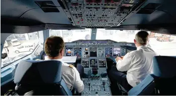  ?? Foto: Daniel Reinhardt,dpa ?? Nach dem Absturz der Germanwing­s Maschine galt im Cockpit die Zwei Personen Regel.