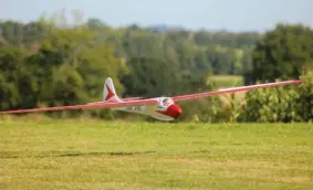  ??  ?? Jean-Luc Boishu peut être fier de son Air 100 (moule d’Alain Courtillon), un planeur ultra polyvalent, voltigeur et gratteur.