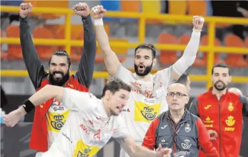  ?? EFE ?? El banquillo de la selección española, con Jordi Ribera al frente, celebra un gol ante Noruega