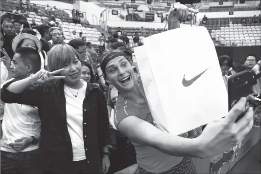  ?? Photo: VCG ?? Aryna Sabalenka takes a selfie with a fan after beating Ashleigh Barty in the WTA Elite Trophy on Tuesday in Zhuhai, Guangdong Province.