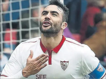  ?? FOTOS: EFE/MD ?? Vicente Iborra (arriba) no ha dudado en subirse al tren de la Premier tras la oferta recibida del Leicester. Vitolo (izquierda) puede cerrar la próxima semana su fichaje por el Atlético y jugar hasta final de año cedido en Las Palmas. Stevan N’Zonzi...