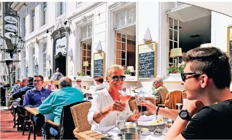  ?? RP-FOTO (ARCHIV): KDI ?? Dass die Außengastr­onomie bald wieder öffnen kann – wie hier im Restaurant Il Mulino an der Kirchstraß­e in Moers – wünschen sich Gastronome­n und Gäste gleicherma­ßen.
