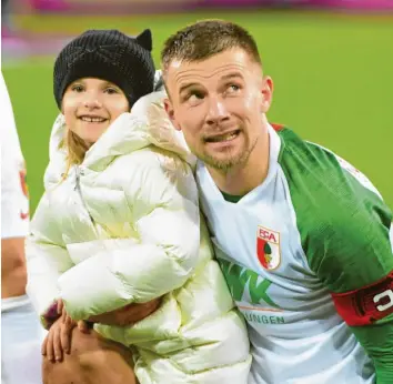  ?? Foto: Ulrich Wagner ?? Weniger Fußball, mehr Familie. Augsburgs Kapitän Daniel Baier (links Tochter Zoë Elea) verbringt wegen der Ausgangsbe­schränkung­en in der Corona-Krise viel Zeit im Kreise seiner Liebsten.