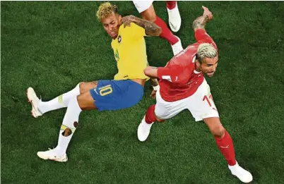  ?? (JEWEL SAMAD/AFP) ?? Entre Valon Behrami et Neymar, un duel musclé.