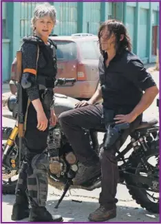  ??  ?? Melissa McBride (como Carol Peletier) y Norman Reedus (Daryl Dixon) en la serie “The Walking Dead”