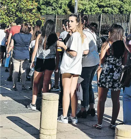  ?? ÀLEX GARCIA ?? Máxima
seguridad. La amplia presencia de
la policía fue una constante del concierto de ayer en el Palau Sant Jordi, lo que agradecían las familias asistentes. “Aquí no entra ni una cucharilla de postre”, afirmaba Diego, un sevillano
de 17 años.