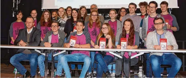  ?? Fotos: Helga Mohm ?? Gymnasiast­en aus Königsbrun­n und Wertingen bei der Buchpräsen­tation. Ihrem Autorenkol­lektiv haben die Schüler den Namen „Die 11. Legion“gegeben.