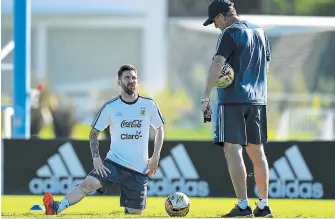  ??  ?? Messi dialoga con el DT Bauza para encarar el juego del martes luego de sumar ante Chile.