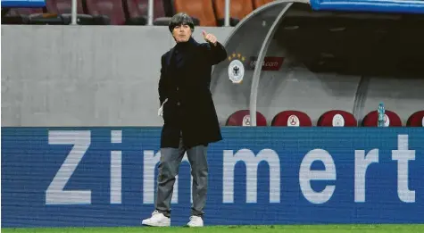  ?? Foto: Alex Nicodim, dpa ?? Der Bundestrai­ner ist mit den beiden WM‰Qualifikat­ionspielen gegen Island (3:0) und Rumänien (1:0) zufrieden. Gegner am Mittwoch (20.45 Uhr/RTL) in Duisburg ist Nord‰ mazedonien.