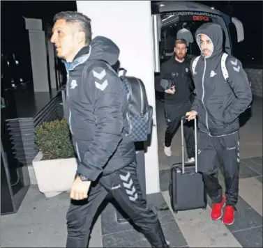  ??  ?? LLEGADA A MADRID. Los jugadores del Alavés ayer tras llegar a Madrid en autobús.