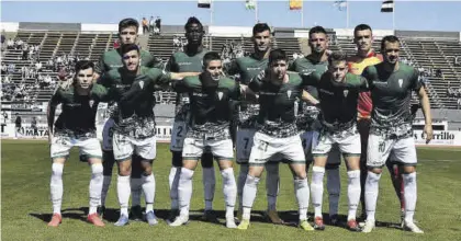  ??  ?? Once titular del Córdoba CF, ayer, en el Municipal de La Línea de la Concepción.