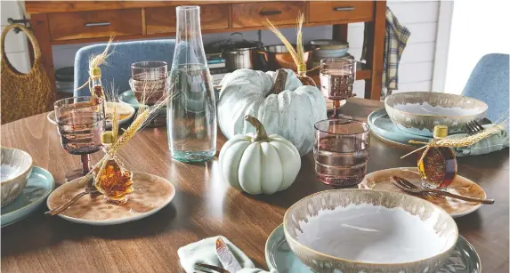  ?? HOMESENSE ?? Decorate your table with what you find around the house and add some white pumpkins.