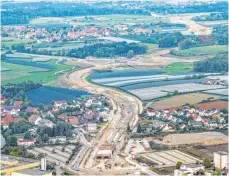  ?? FOTO: BRITTA BAIER ?? Hier ist die Baustelle B 31-neu vom Tunnel Waggershau­sen bis zur Brücke zwischen Schnetzenh­ausen und Unterrader­ach zu sehen.