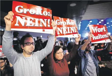  ?? Demonstran­ti vítali před kongresový­m sídlem v Bonnu sněmující členy SPD s plakáty, které odmítaly plány na velkou vládní koalici. FOTO REUTERS ?? Ne! velké koalici.