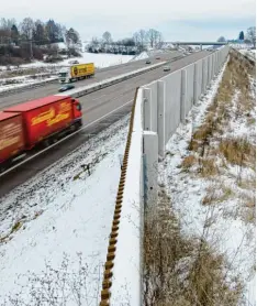  ?? Foto: Bernhard Weizenegge­r ?? Der Lärm durch den Verkehr auf der A 8 – hier im Bereich Limbach – nervt viele Bür ger.