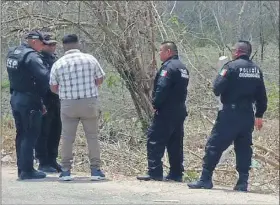  ?? ?? Policías en Tizimín intervinie­ron luego de que se reportó la invasión de un terreno en el Periférico