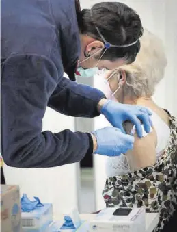  ?? EFE / VILLAR LÚPEZ ?? Vacunación de una señora en la Universida­d Pública de Navarra.