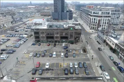  ?? MATHEW MCCARTHY, RECORD STAFF ?? Perimeter Developmen­t Corp. hopes to put up a six-storey office and retail building on this parking lot on King Street.