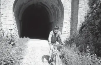  ?? Foto: J.A. ?? Jose Andrés Pejenaute saliendo del túnel que cruzó sin la iluminació­n habitual.