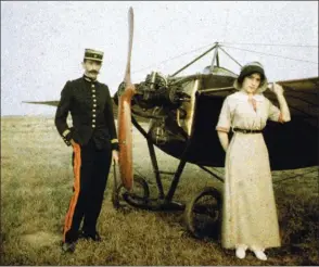  ?? CAMILLE DUPRAT ?? Le cne Louis Napoléon Guillabert devant un Nieuport II N de l’école de pilotage de Palavas où il obtint ses brevets civil et militaire en mai 1913. La jeune femme est peut-être Yvonne Renel, sa future épouse. (Autochrome de Camille Duprat)