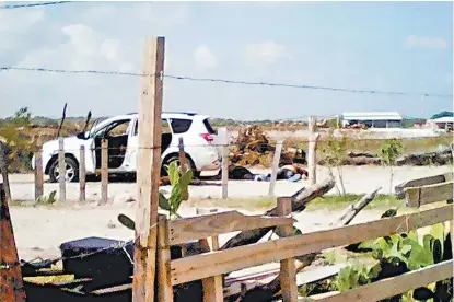  ??  ?? Los cuerpos que quedaron junto a un automóvil luego de los enfrentami­entos en el municipio tamaulipec­o.