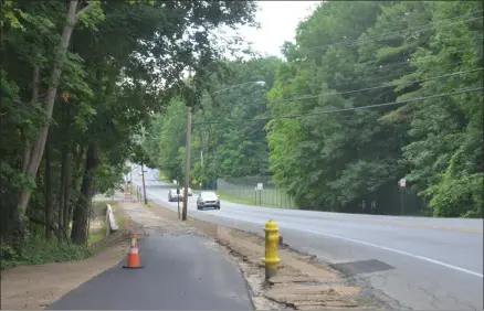  ?? LAUREN HALLIGAN — MEDIANEWS GROUP ?? The new Geyser Road Trail, currently under constructi­on, is set alongside Geyser Road in Saratoga Springs.