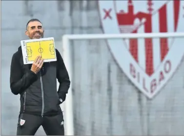  ??  ?? Garitano, técnico rojiblanco, durante una sesión de esta semana en las instalacio­nes de Lezama.