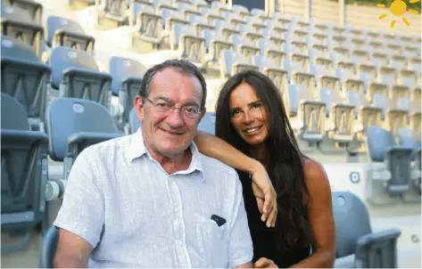  ?? (Photo Jimmy Boursicot) ?? Avant de prendre un peu de repos, Jean-Pierre Pernaut et son épouse, Nathalie, ont pu mesurer leur cote de popularité au Théâtre Robinson, à Mandelieu.