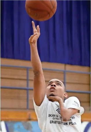  ?? GARY PORTER / FOR THE JOURNAL SENTINEL ?? Marcell Dinsmore, who has ectrodacty­ly, practices Monday. Photos and video at jsonline.com/sports.