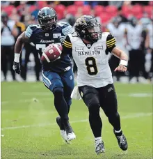  ?? COLE BURSTON THE CANADIAN PRESS ?? Argonauts defensive end Rakim Cox chases Tiger-Cats quarterbac­k Jeremiah Masoli during the second half of Hamilton’s 36-25 win in Toronto on Saturday.