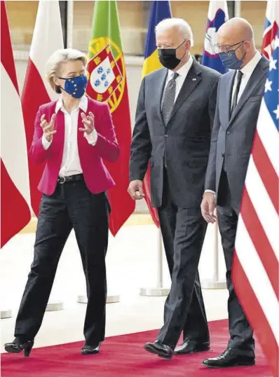  ?? Kevin Lamarque / Reuters ?? De izquierda a derecha, Von der Leyen, Biden y Michel, ayer, a su llegada a la cumbre de Bruselas.