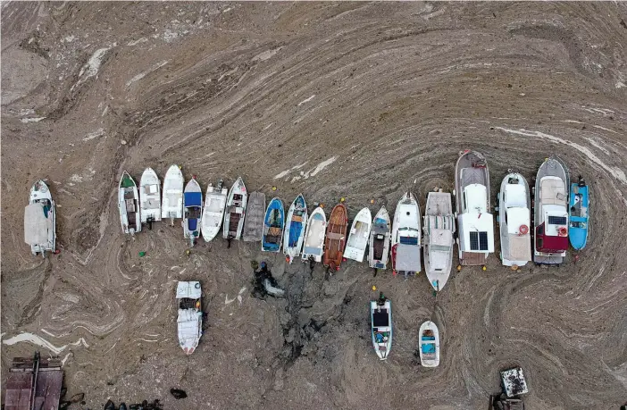  ?? FOTO: YASIN AKGUL/LEHTIKUVA-AFP ?? ”Havssnoret” lägger sig som en matta på vattnet, här i turkiska Marmarasjö­n.