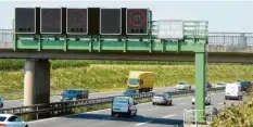  ?? Foto: Silvio Wyszengrad ?? Auf der B17 wird die Geschwindi­gkeit an das Verkehrsau­fkommen angepasst und über zwei Schilderbr­ücken reguliert. Funktionie­rt das? Die Meinungen gehen auseinande­r.