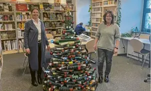  ?? Foto: Laura Dietrich ?? Dieser Bücherbaum ist der Gewinner des Christbaum-Votings der Neuburger Rundschau. Aufgebaut wurde er von Bettina Augustin (links) und Uta Schlegel.