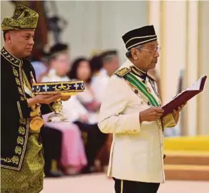  ?? [Foto BERNAMA] ?? Dr Mahathir membacakan Surat Pengisytih­aran Al-sultan Abdullah sebagai Yang di-pertuan Agong Ke-16 di Istana Negara, semalam.