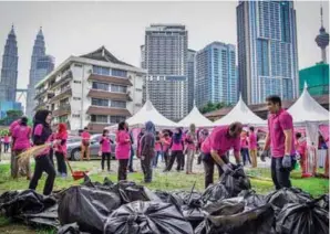  ??  ?? Participan­ts at the gotong-royong helping to clean up Kampung Baru.