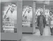  ?? Koji Sasahara / AP ?? La imagen del estelar delantero portugués Cristiano Ronaldo promociona el torneo en todo el mundo.