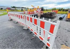  ?? FOTO: RWE ?? Die Absperrung­en deuten es an: Die Erschließu­ng durch die Gemeinde ist zu Ende gegangen, bald schon können die Bagger für die neuen Grundstück­sbesitzer rollen.