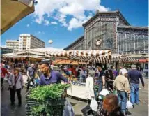  ??  ?? Porta Palazzo, nel centro storico di Torino, è il quartiere della città con la più alta presenza di stranieri. Il cuore del quartiere è il mercato, il più esteso d’Europa