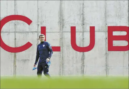  ?? FOTO: JUAN ECHEVERRÍA ?? Ernesto Valverde observa el entrenamie­nto de su equipo esta semana en las instalacio­nes de Lezama