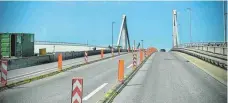  ?? FOTO: ALEXANDER KAYA ?? An der Brücke wird seit Tagen gearbeitet. Nun kommt es zu einer Vollsperru­ng.