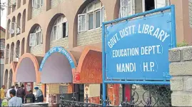  ?? HT PHOTO ?? A view of the district library in Mandi and (below) youngsters forced to sit on the floor due to lack of seats at the library.